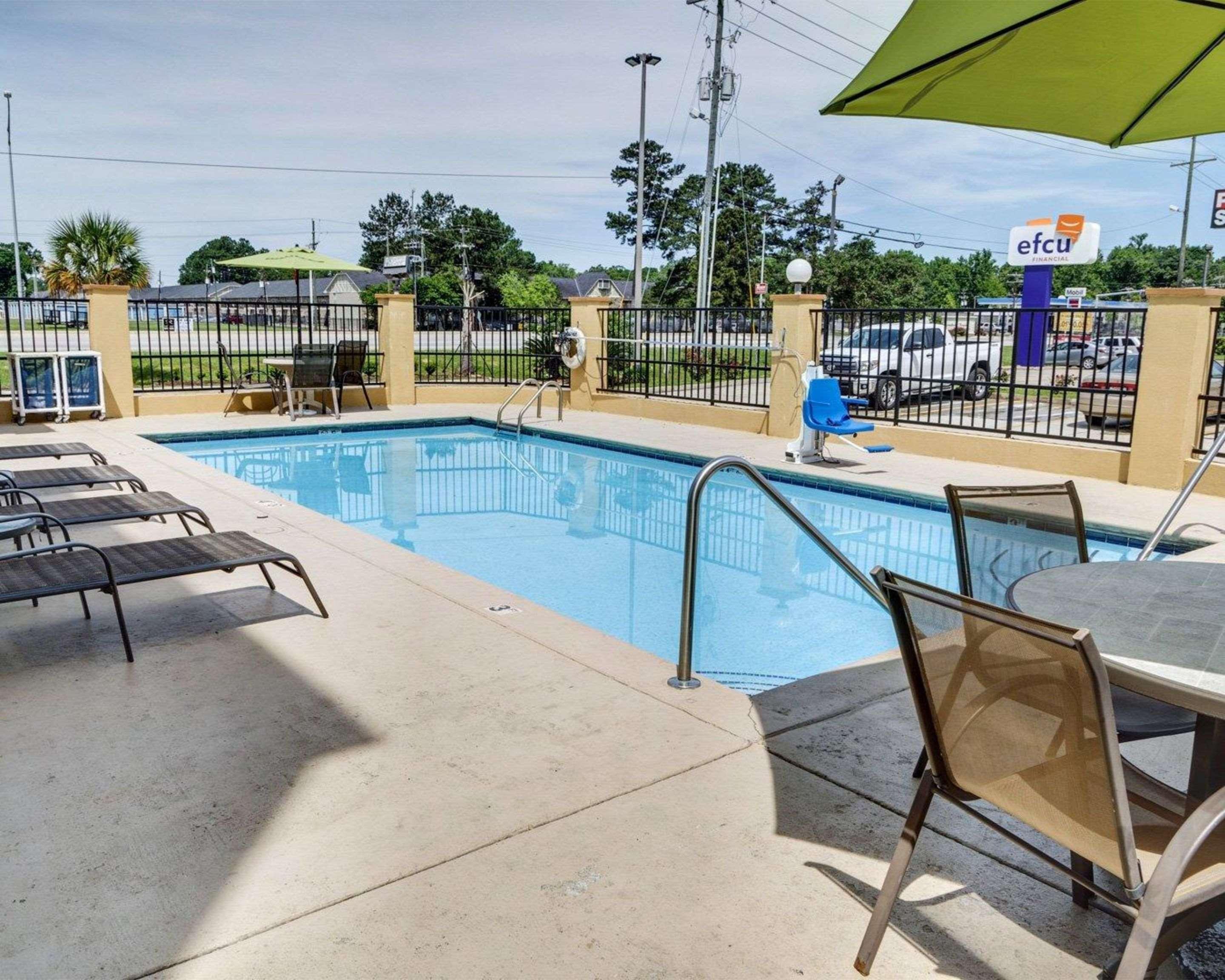 Quality Suites Baton Rouge East - Denham Springs Exterior photo